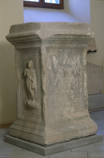 La base funeraria in marmo cipollino di Cetrania Severina (Museo Archeologico Sarsinate)