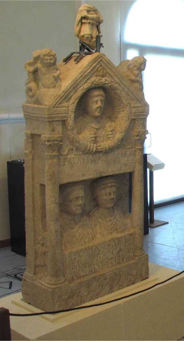La stele che L. Fadienus Agilis e Atilia Felicia dedicano al figlio L. Fadienus Actor, morto all'et di 17 anni