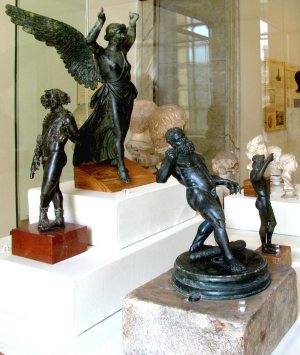 Museo Archeologico Nazionale di Parma - Vetrina con statuette in bronzo provenienti da Veleia