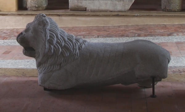 Leone funerario usato come elemento decorativo (foto Raffaele Tassinari)