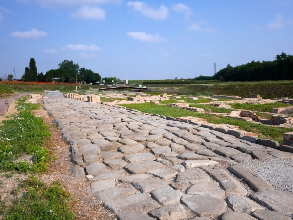 La grande strada basolata da cui partivano i carri con le merci verso la citt di Ravenna