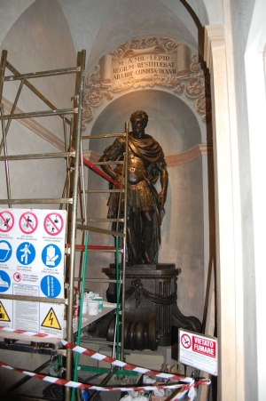 Il restauro della statua di Marco Emilio Lepido posta all'ingresso del Palazzo del Comune