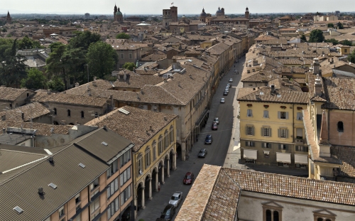 L'inconfondibile tracciato della Via Emilia nel cuore della citt