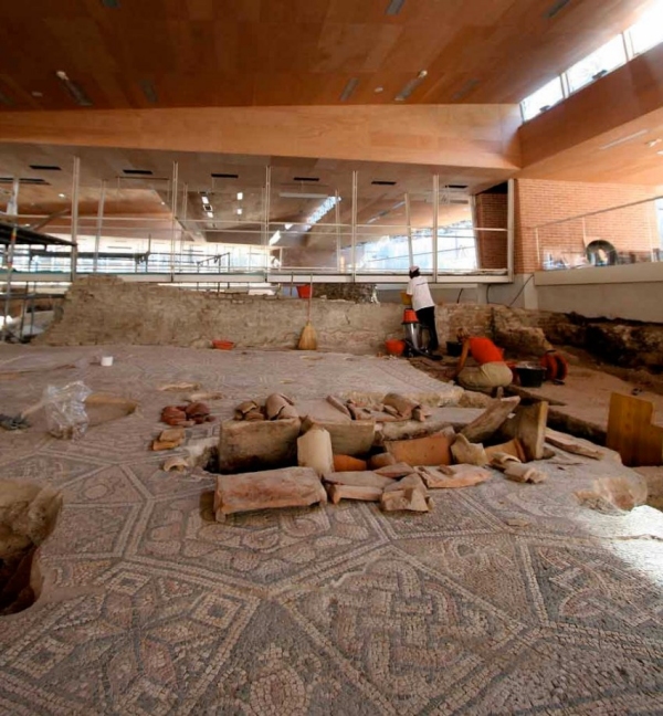 Una fase dei lavori di musealizzazione dell'area archeologica di Piazza Ferrari. In primo piano i mosaici del palazzo tardoantico (V secolo)