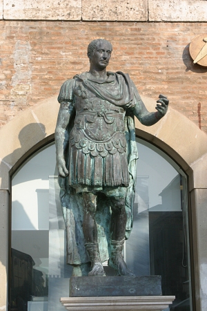 Statua in bronzo di Giulio Cesare, copia di un originale romano