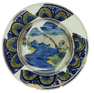 Piatto da esposizione in maiolica istoriata con decorazione di satiro a pesca (inizi XVI secolo)
