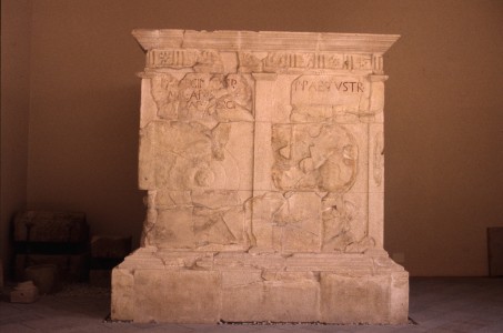 Monumento funerario a dado di Verginius Paetus